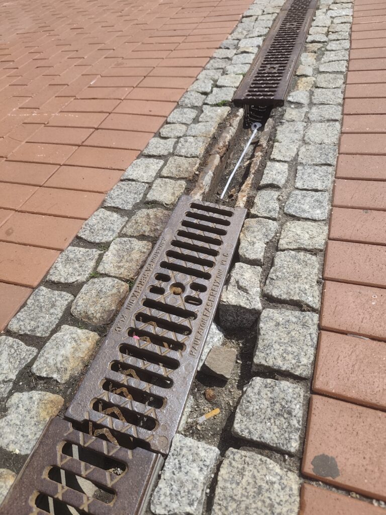 25910-768x1024 Zepsute kratki na bytomskim Rynku. Mieszkańcy pytają: kiedy naprawa?
